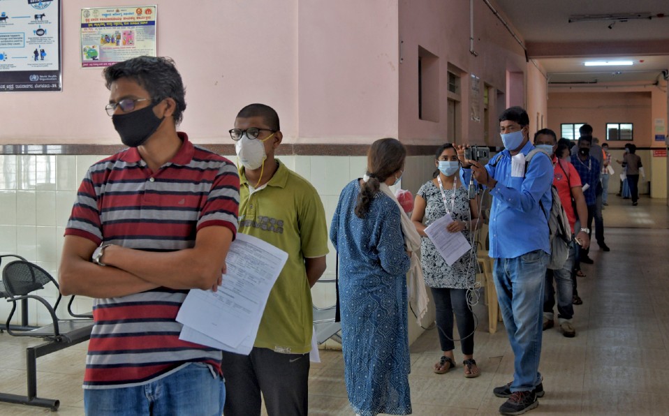 La gente mantiene la distancia como recomendación ante la pandemia de coronavirus. Foto: AFP