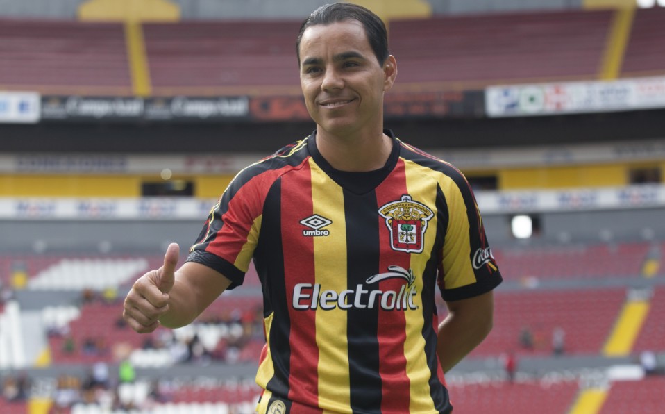 Omar Bravo lleva ya un año con los Leones Negros. Foto: Mexsport