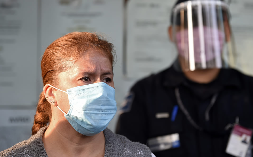Habrá cuadrillas de policías orientando a la población sobre el uso del cubrebocas. (Foto: AFP)
