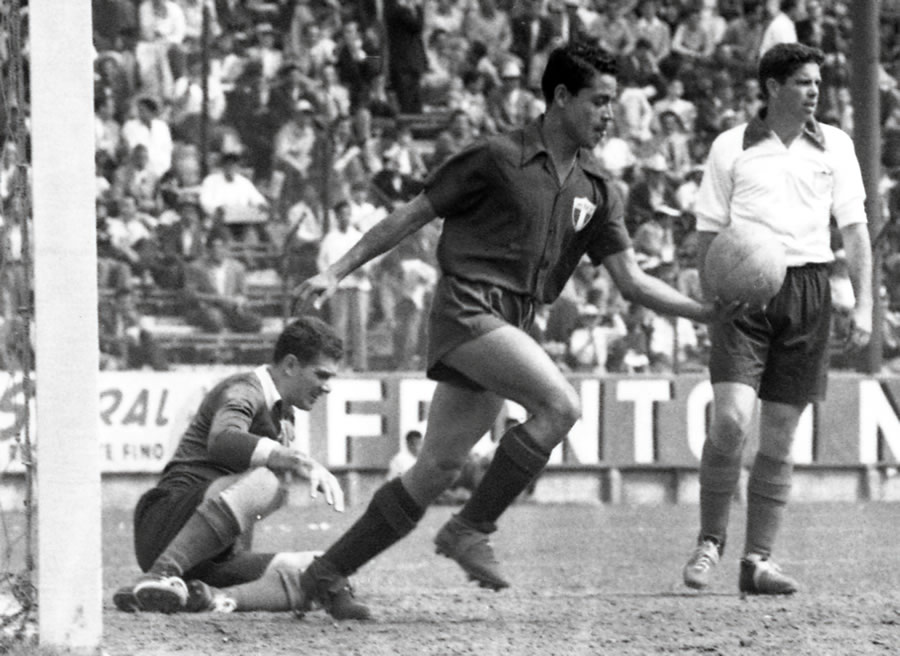 Durante un partido con el Tri en 1953. (Mexspot)