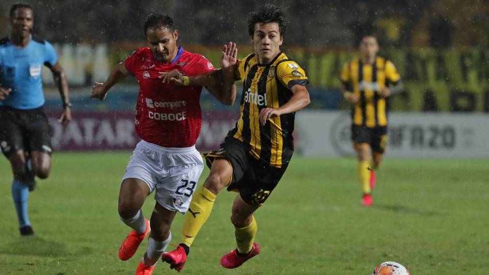 Facundo Pellistri en partido con el Peñarol.