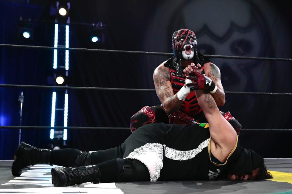 El momento en que Pentagón Jr. se llevó el triunfo ante el Niño Hamburguesa. FOTO: AAA