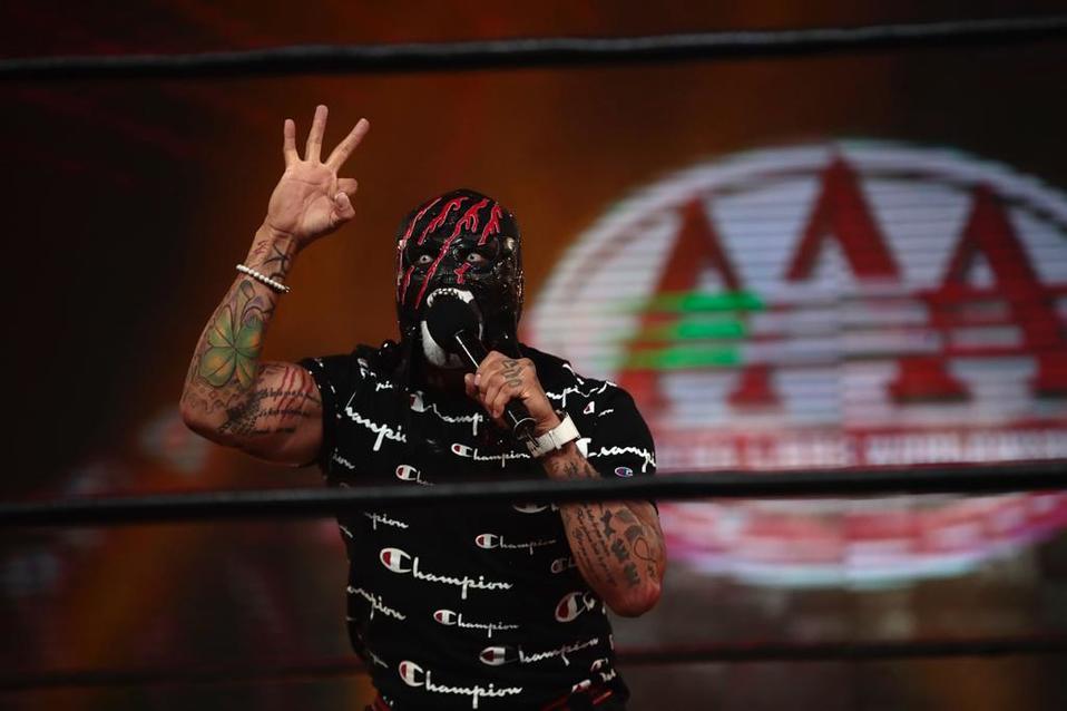 Pentagón Jr. se clasificó a la siguiente ronda al vencer al Niño Hamburguesa. FOTO: AAA