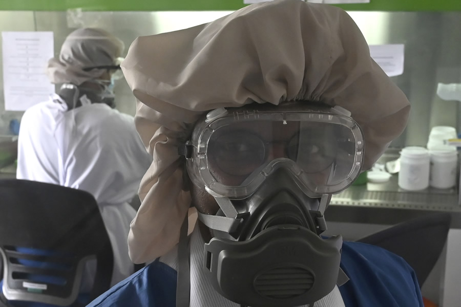 El número de contagios super los dos millones en todo el mundo. (AFP)