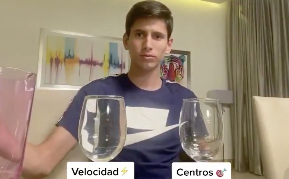 Damm bromeó con sus cualidades dentro del rectángulo verde. (Captura de Pantalla)