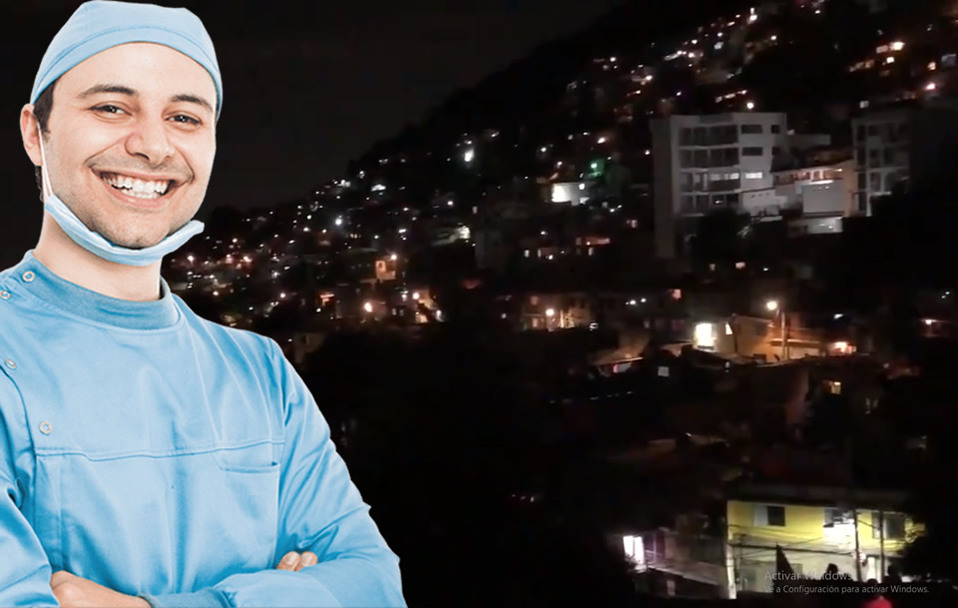 Iluminan Cerro del Judío en honor a médicos que luchan contra COVID-19