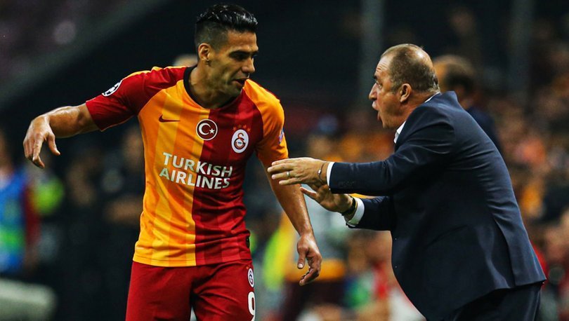 Radamel Falcao recibiendo instrucciones del DT Fatih Terim.