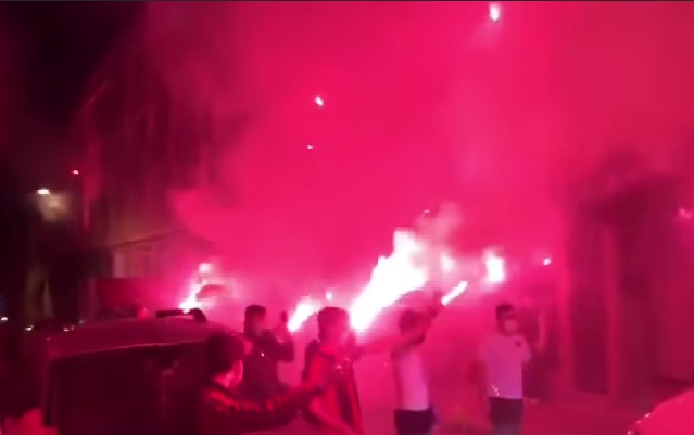 Barra de equipo turco preparó recibimiento a médicos como si fuera su club