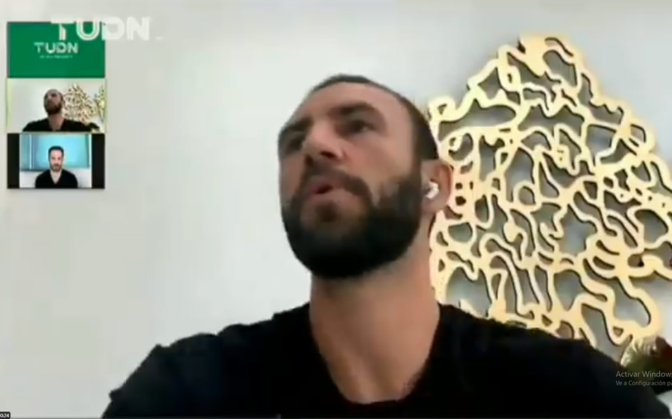 Miguel Layún regaña a sus hijos en plena entrevista online