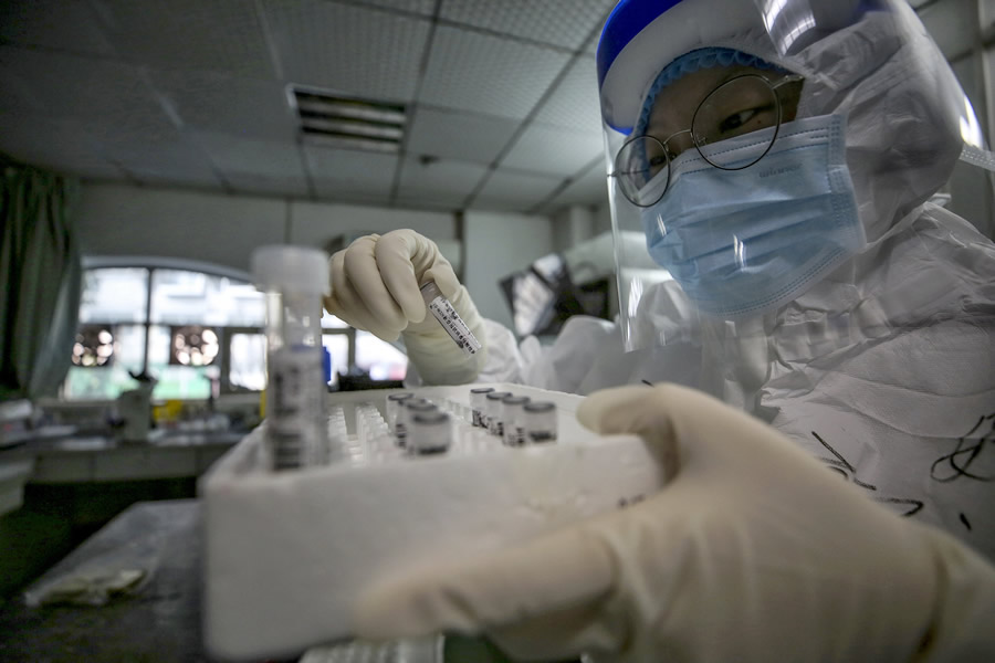 En Asia hay personas curadas son detectadas de nuevo con el virus. (AFP)