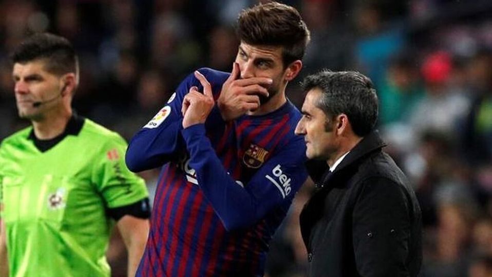 Gerard Piqué y Ernesto Valverde en un partido del Barcelona.
