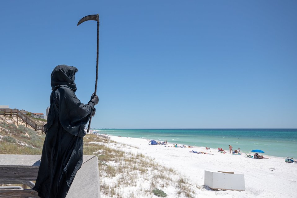 Daniel Uhlfelder se disfrazó de la Muerte para ahuyentar a bañistas en Florida. (Foto: @DWUhlfelderLaw)