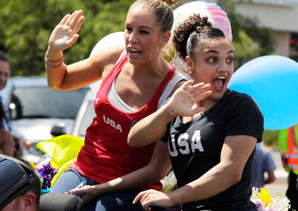 Maggie Haney junto a la medallista olímpica Laurie Hernández. (Foto: AP)