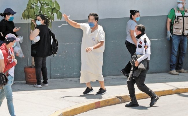 Sospechoso de COVID-19 huye en bata de hospital en la CDMX