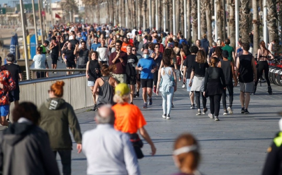 Deecenas de personas en el Paseo Marítimo de Barcelona salieron a correr. Foto: @arturofh_01