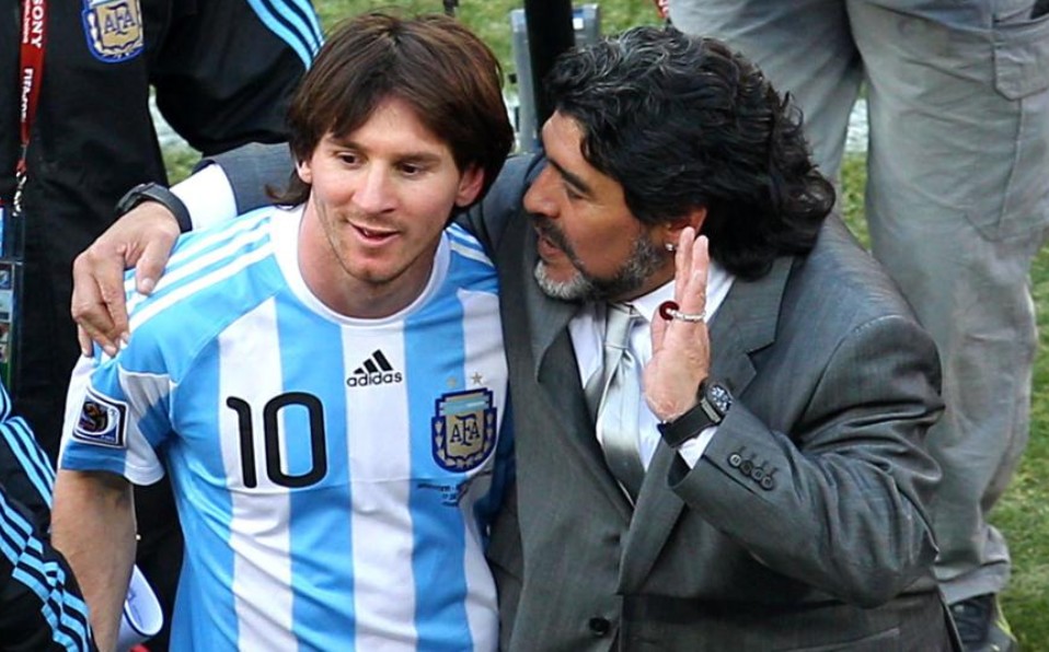 Maradona dirigiendo a Messi en 2010. (@AFA)