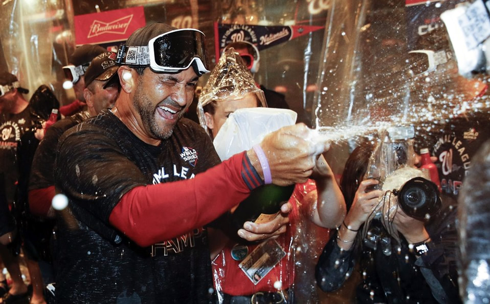 Martínez en la celebración después del Juego 7. (Foto: AP)