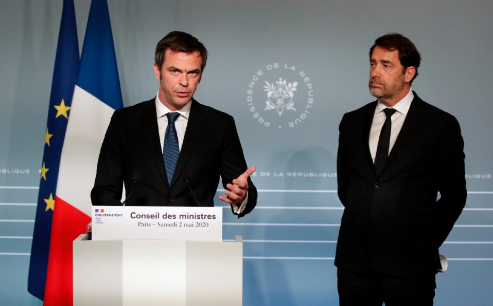 El ministro de salud de Francia, Olivier Veran (I) y el Primer Ministro Christophe Castane hablan sobre la ampliación de la emergencia. Foto: AFP