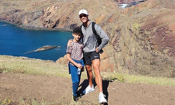 Padre e hijo gozan de las bellezas de Madeira.