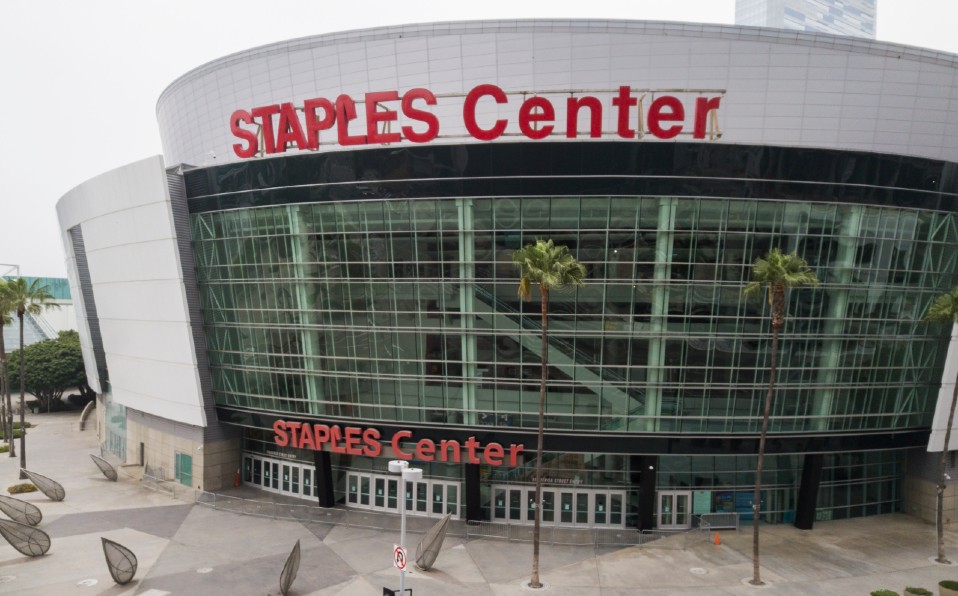 El Staples Center, casa de los Lakers, no ha visto acción por el coronavirus. Foto: AFP
