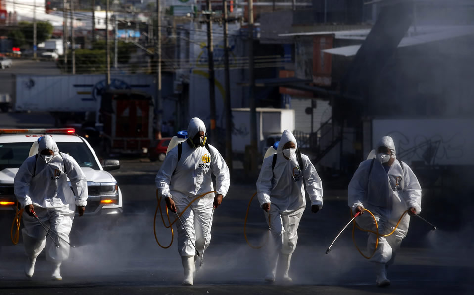 Trabajadores usan ozono para desinfectar como medida preventiva contra la propagación del coronavirus. (Foto: AFP)