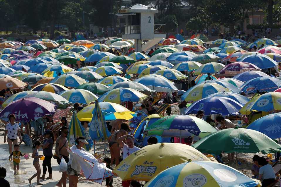 Los balnearios de Hong Kong lucieron llenos. (Foto: Reuters)