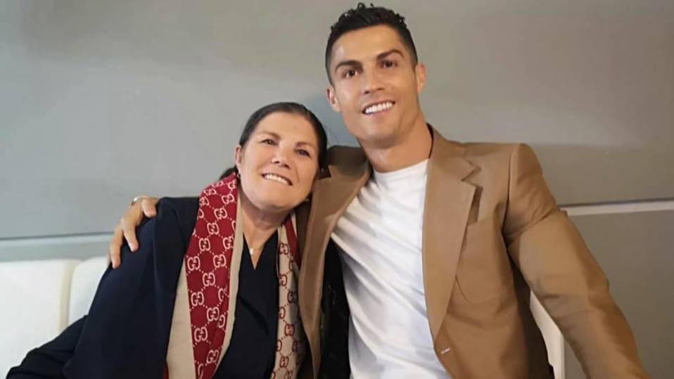 CR7 al lado de su madre, quien le ha acompañado a lo largo de su carrera.