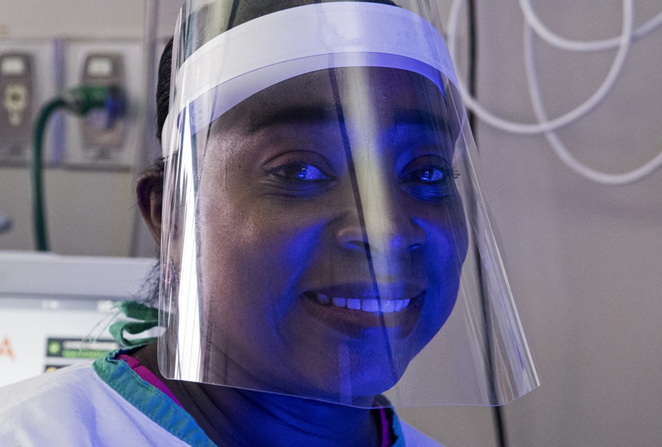 Las enfermeras del área de pediatría son de las más protegidas (FOTO: AFP)