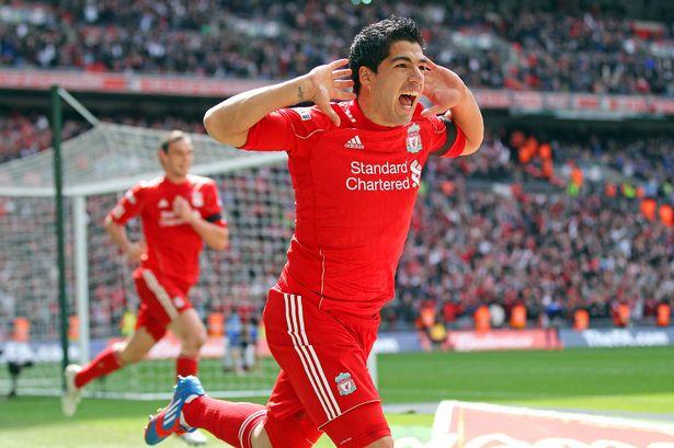 En 2010 lo ficha el Liverpool, donde se convertiría en un delantero de clase mundial (FOTOS: Twitter)