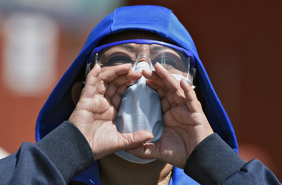 A pesar de su gran labor, los reclamos por la falta de insumos médicos siguen día con día (FOTO: AFP)