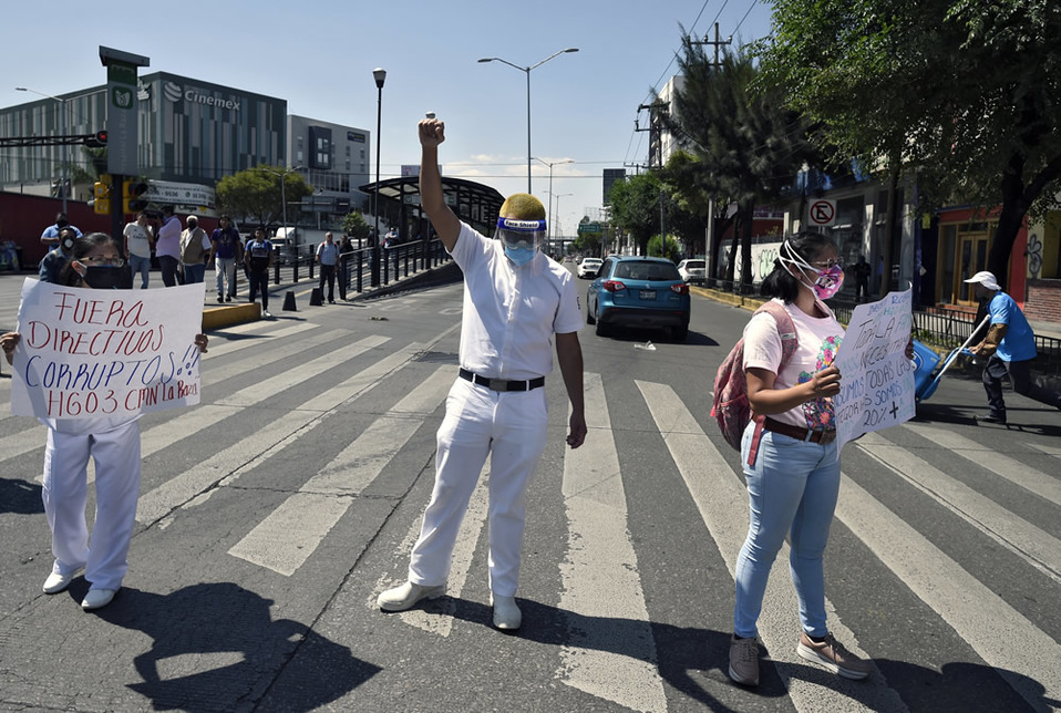 Protesta de enfermeros en el hospital de La Raza (FOTO: AFP)