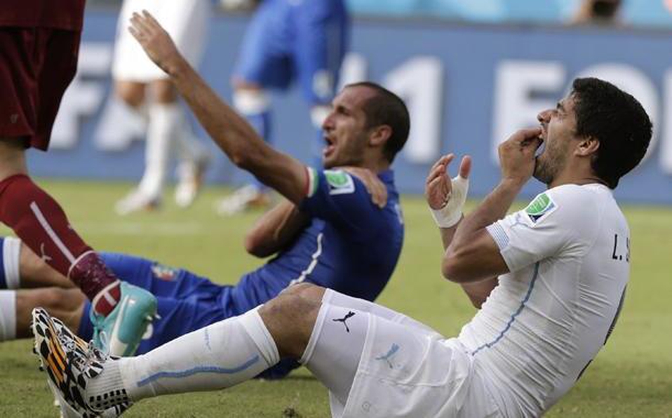 Misma situación en el Mundial de Brasil 2014 cuando mordió a Chiellini y fue sancionado 4 meses (FOTOS: Twitter)