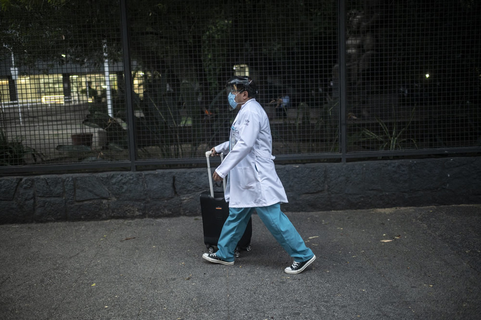 Así termina una jornada laboral ayudando a los infectados (FOTO: AFP)