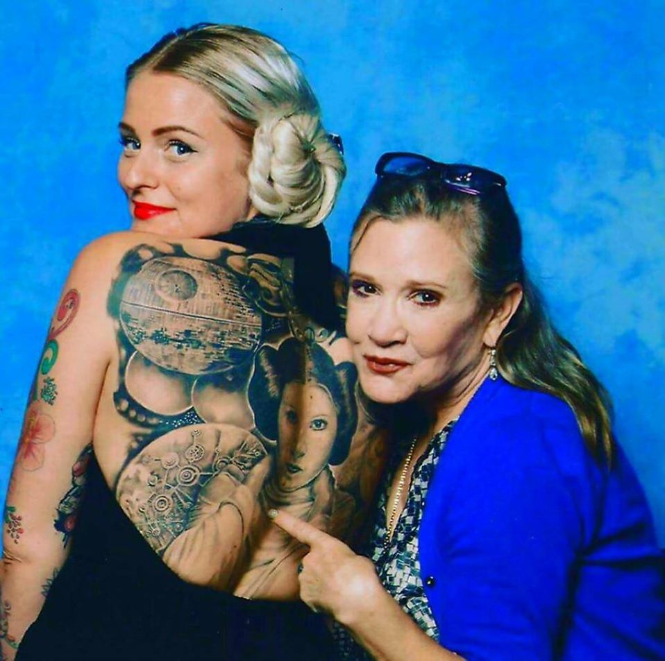 Carrie Fisher posa junto a una Princesa Leia