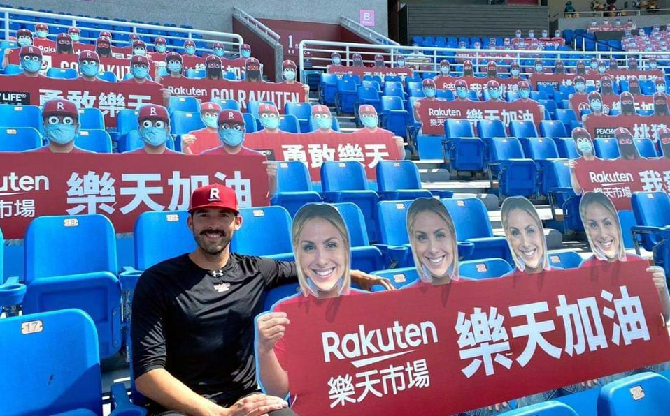 Los equipos pusieron aficionados de cartón o incluso robots en las gradas. (Foto: @FEBeisbol)