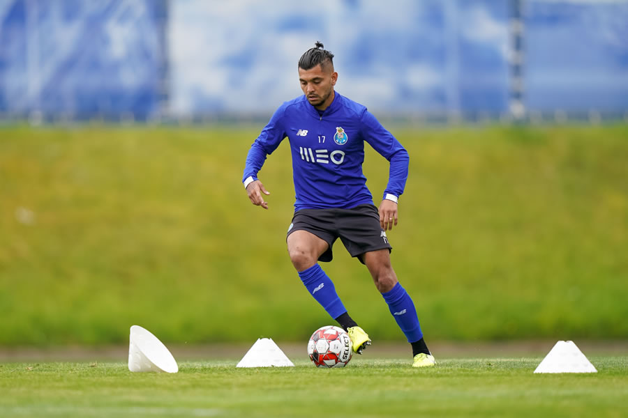 Tecatito Corona regresó a los entrenamientos con Porto. (Foto: @FCPorto)