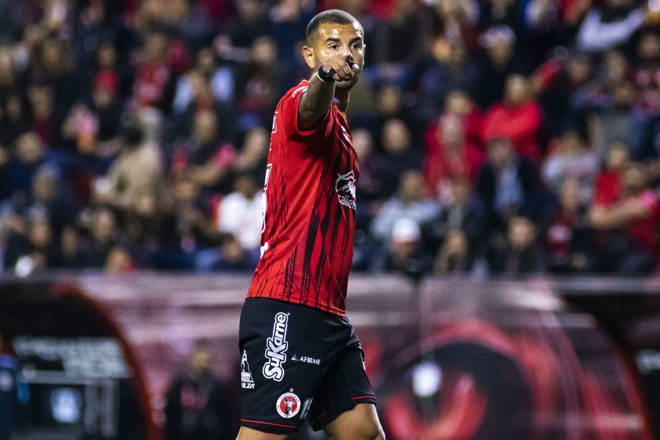Edwin Cardona | Derrocha talento, el problema es que su acciones extra cancha suelen mermar su participación.