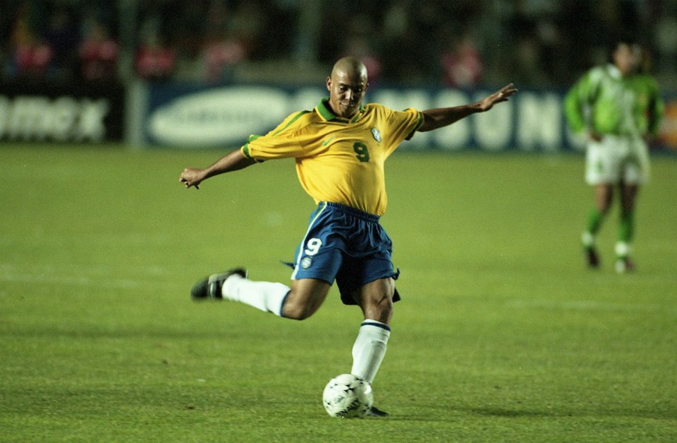 Ronaldo | Para muchos es el mejor jugador de la historia, quien de no ser por las lesiones pudo llegar más alto.
