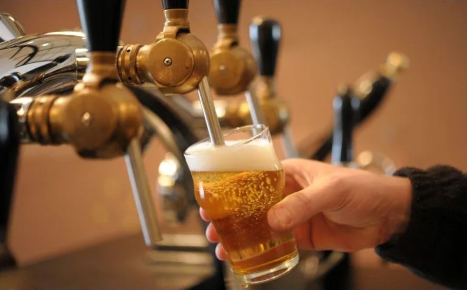 Un final trágico para 1o millones de litros de cerveza en Francia. Foto: AFP