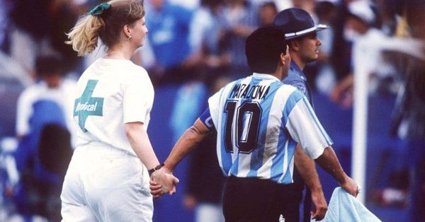 El polémico momento en que una enfermera entra al campo para llevarse a Maradona a hacerle un examen antidoping.
