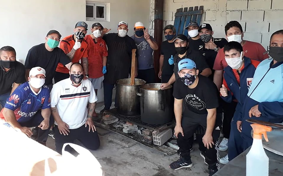 Apoyando a la comunidad desde la cocina. (infobae)