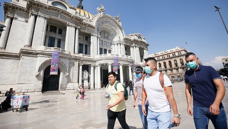 Ciudadanos frente al Palacio de Bellas Artes.