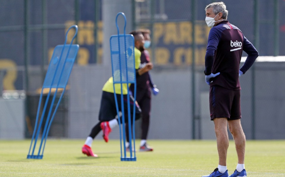El DT del Barcelona, Quique Setién, observa la práctica tras regresar del confinamiento. Foto: AFP