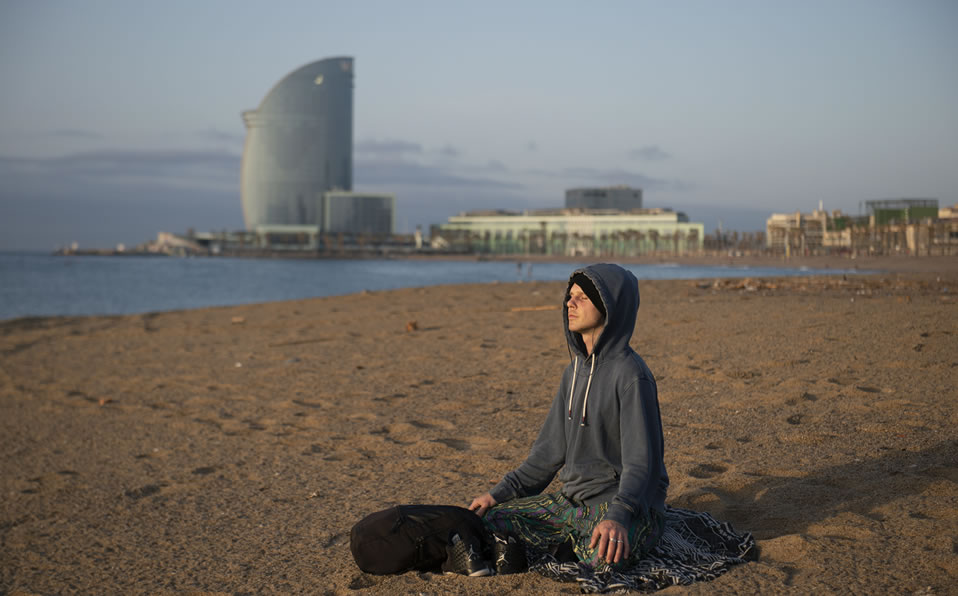 Esta persona fue retirada al violar el permiso permitido y tumbarse en la arena de la playa. (AFP)