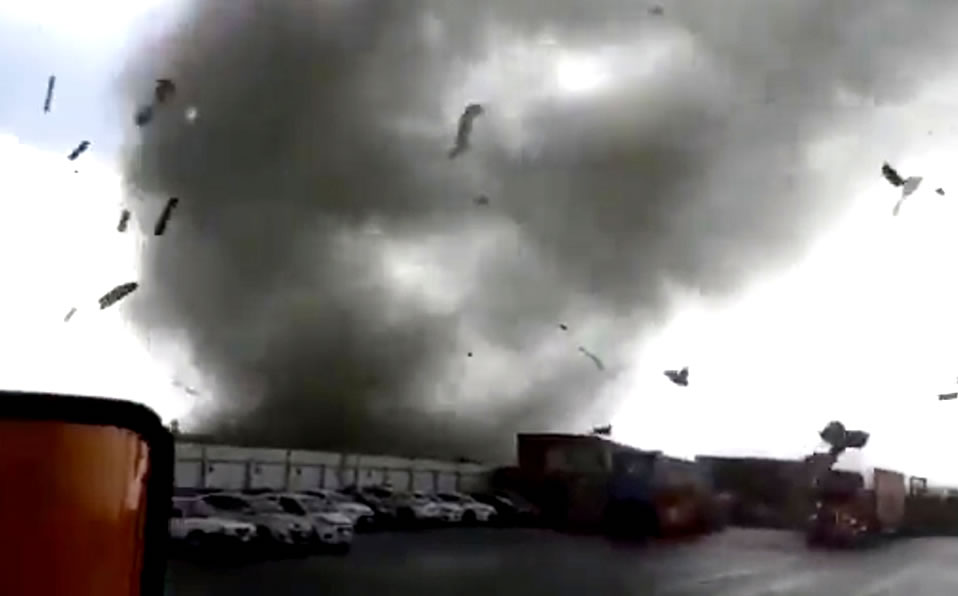 Este viernes sorprendió a Apodaca un tornado.