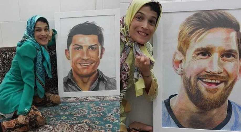 Fateme Hamami exhibe sus obras donde muestra su gran pasión por el arte y el futbol.