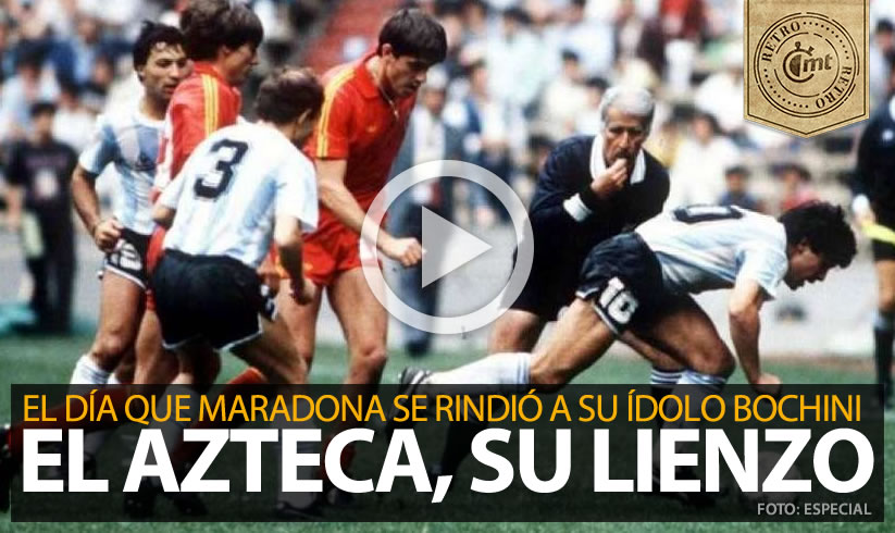 Maradona se rindió ante su ídolo Bochini en el juego ante Bélgica del Mundial del 86. Foto: Especial
