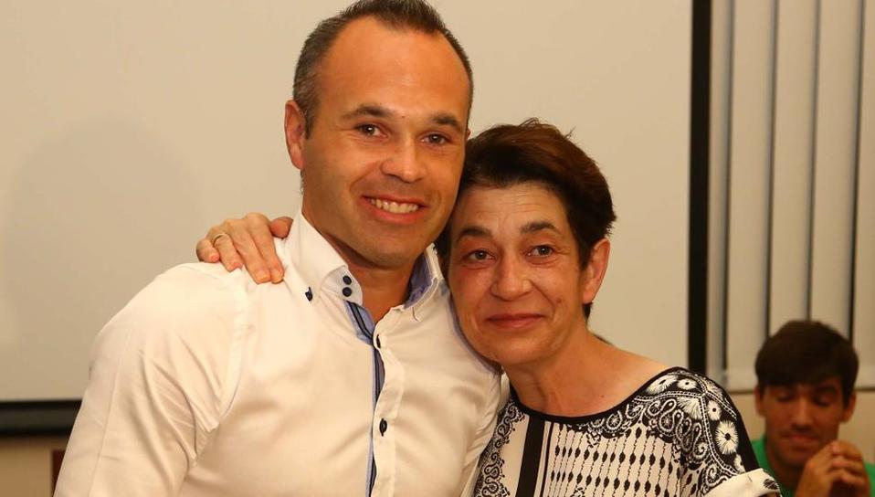 Andrés Iniesta en compañía de su tierna madre.