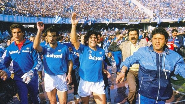 Diego dando la vuelta olímpica en el estadio San Paolo.