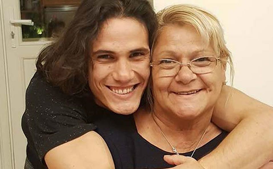 Edinson Cavani mostrando todo su amor a su señora madre.